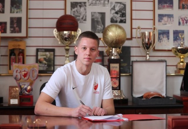 Vasić potpisao prvi profesionalni ugovor sa Zvezdom!